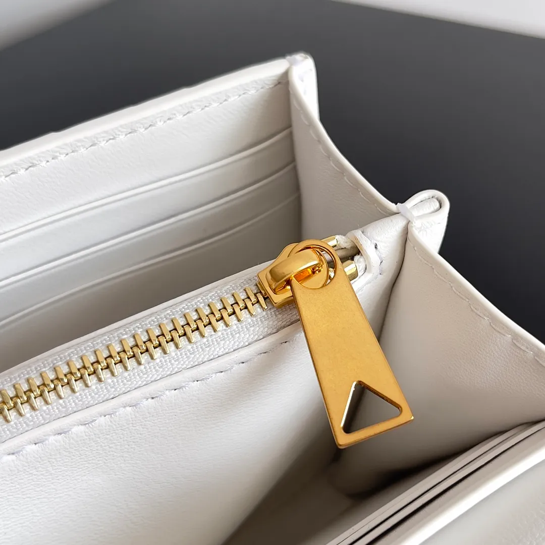 Batch 1160 BV Andiamo clutch wallet is super high-end🤎🤎How come the long clutch bag is so exquisite~ The braided style bag surface paired with all-copper hardware is really warm and high-end. The bag body is super light and can be grabbed easily! It can store a lot of small items and large mobile phones ~ very practical for daily use. Style number: 741504 Size: 19*11.5*3